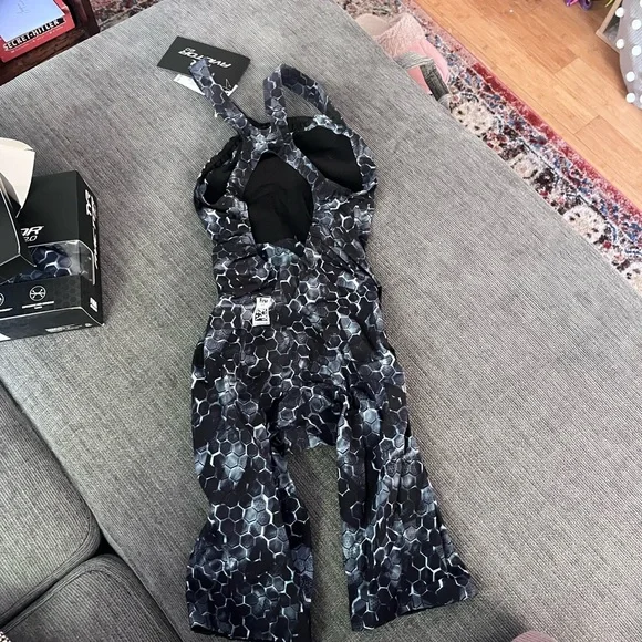 NWT: TYR Women's Avictor 2.0 Swimsuit in Black and Gray, Open Back - Picture 2 of 9